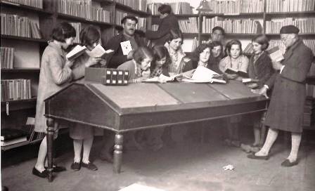 Históricamente la Biblioteca de Castropol ha reunido estudiosos, lectores y curiosos de la literatura en busca de nuevas formas de extender la educación y la cultura en España. Archivo particular.