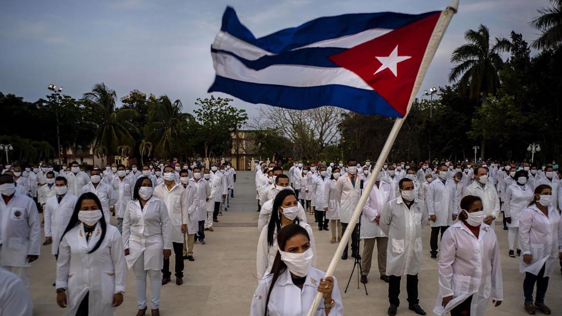 Ante la llegada de un grupo de médicos a Nayarit, los políticos de oposición y personal de salud mexicano revivieron las críticas (Foto: AP)