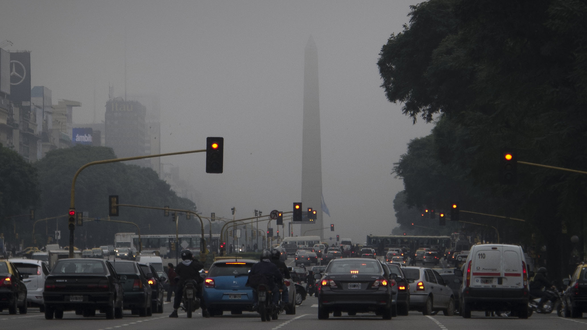 Avenida 9 de Julio y Corrientes, cubierta de niebla (NA)