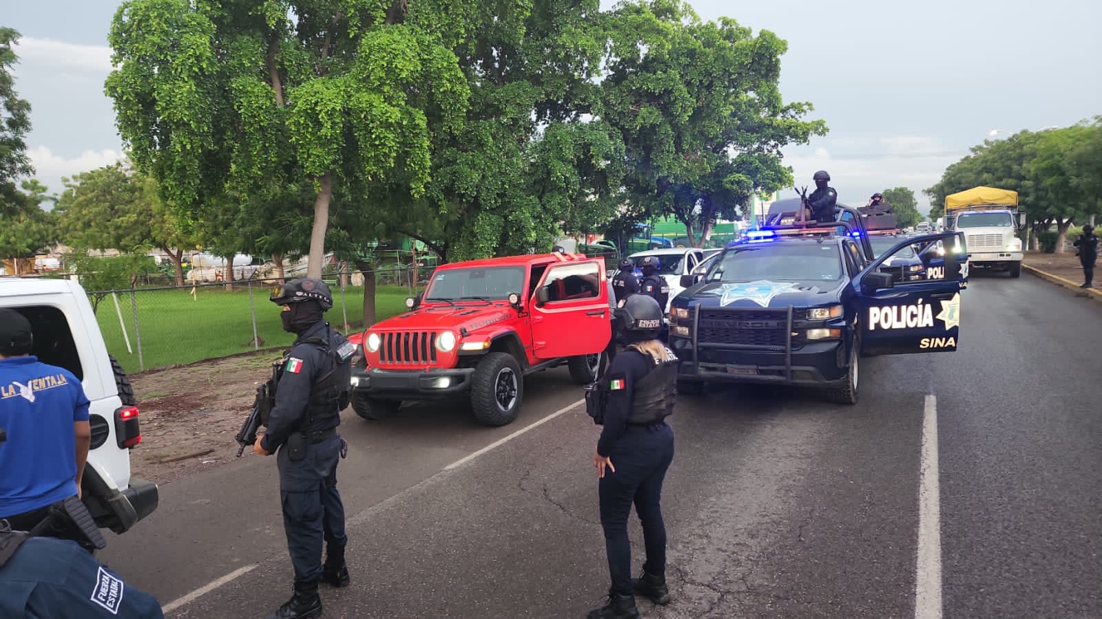 Detuvieron a un grupo musical en Navolato por hacer apología del delito
(Foto: Twitter/@Mtro_CCastaneda)