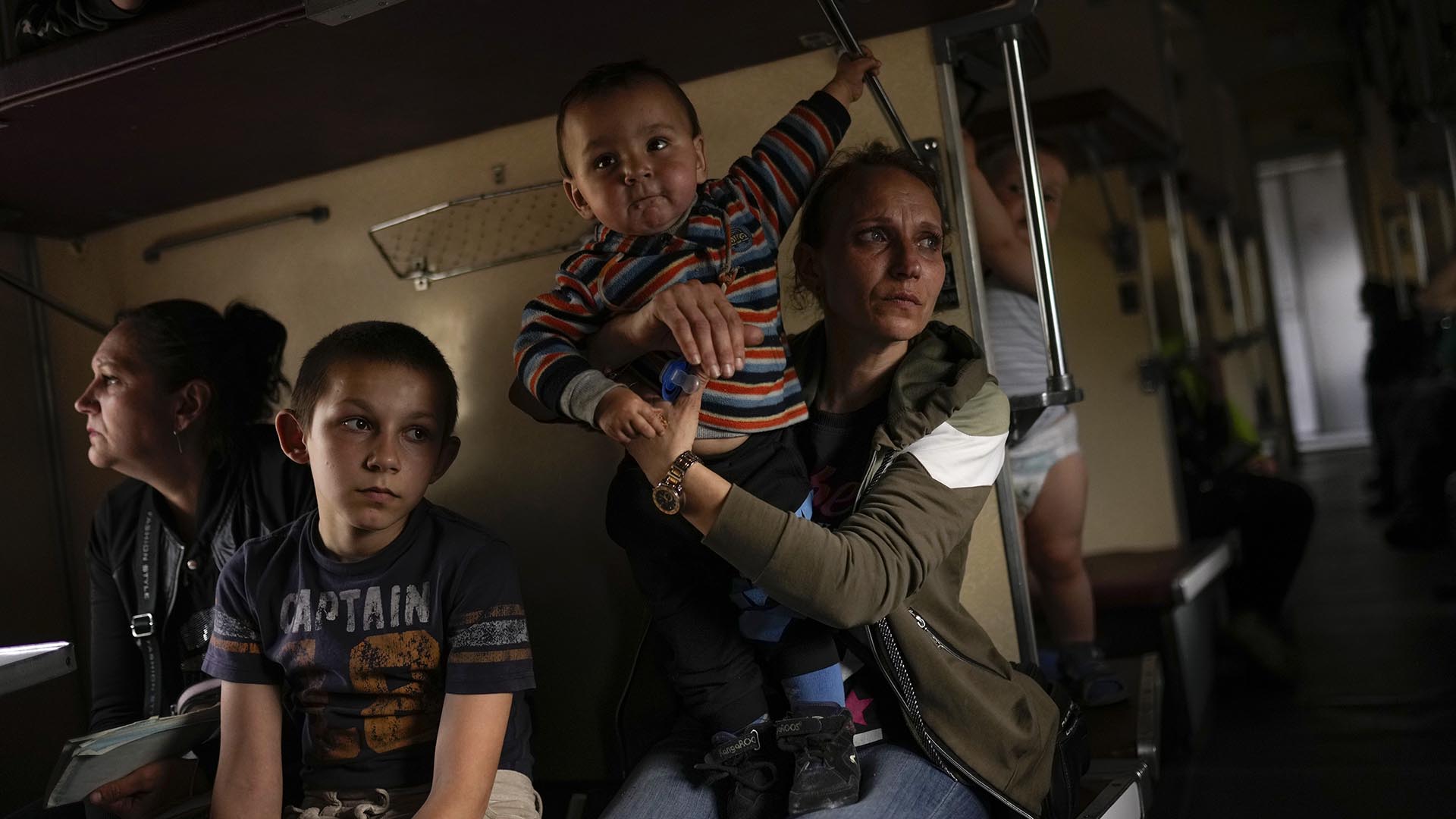 Ucranianos huyen en tren de los bombardeos rusos.   (AP Foto/Francisco Seco)