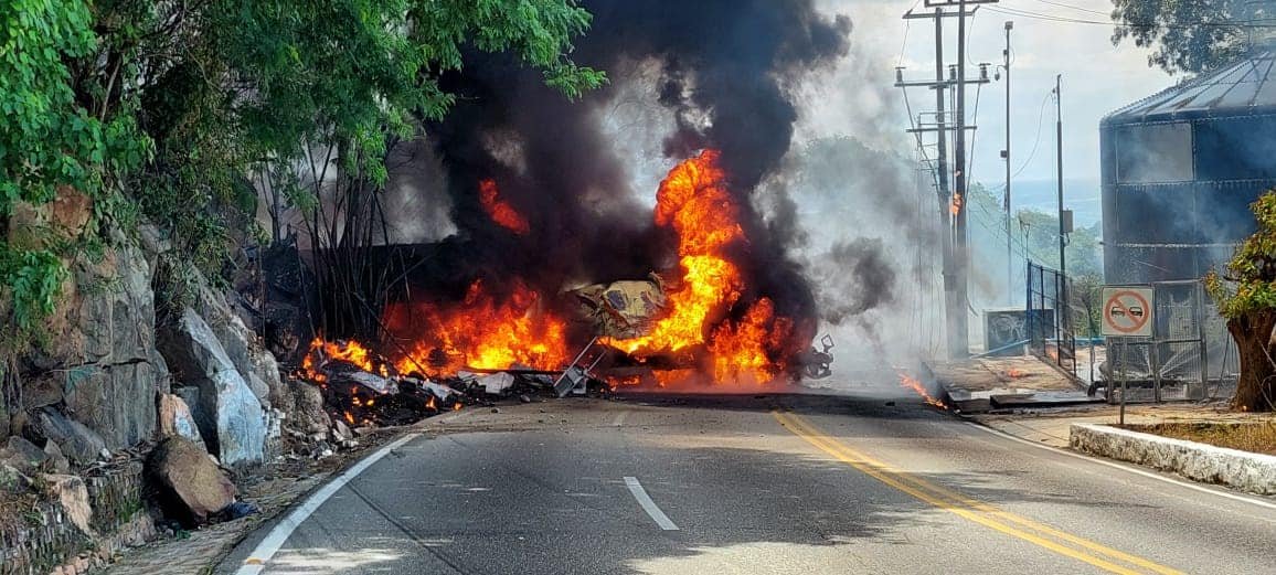 El Ayuntamiento de Acapulco culpó al gobierno estatal por permitir que pipas circulen con combustible a cualquier hora en la avenida (Foto: Twitter/ @carlosortizm960)