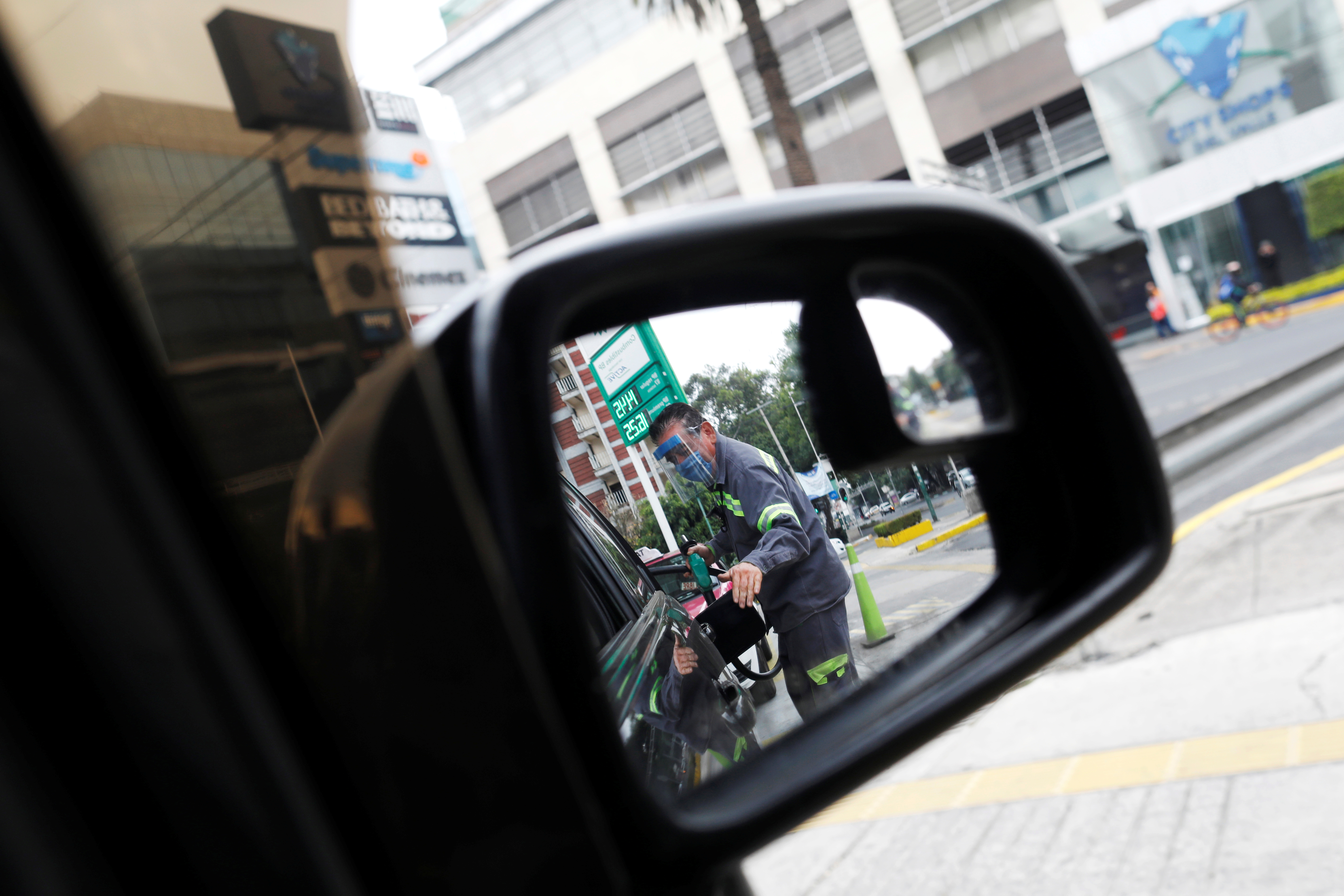 Los precios de los combustibles se actualizan todos los días. (Carlos Jasso/ Reuters)