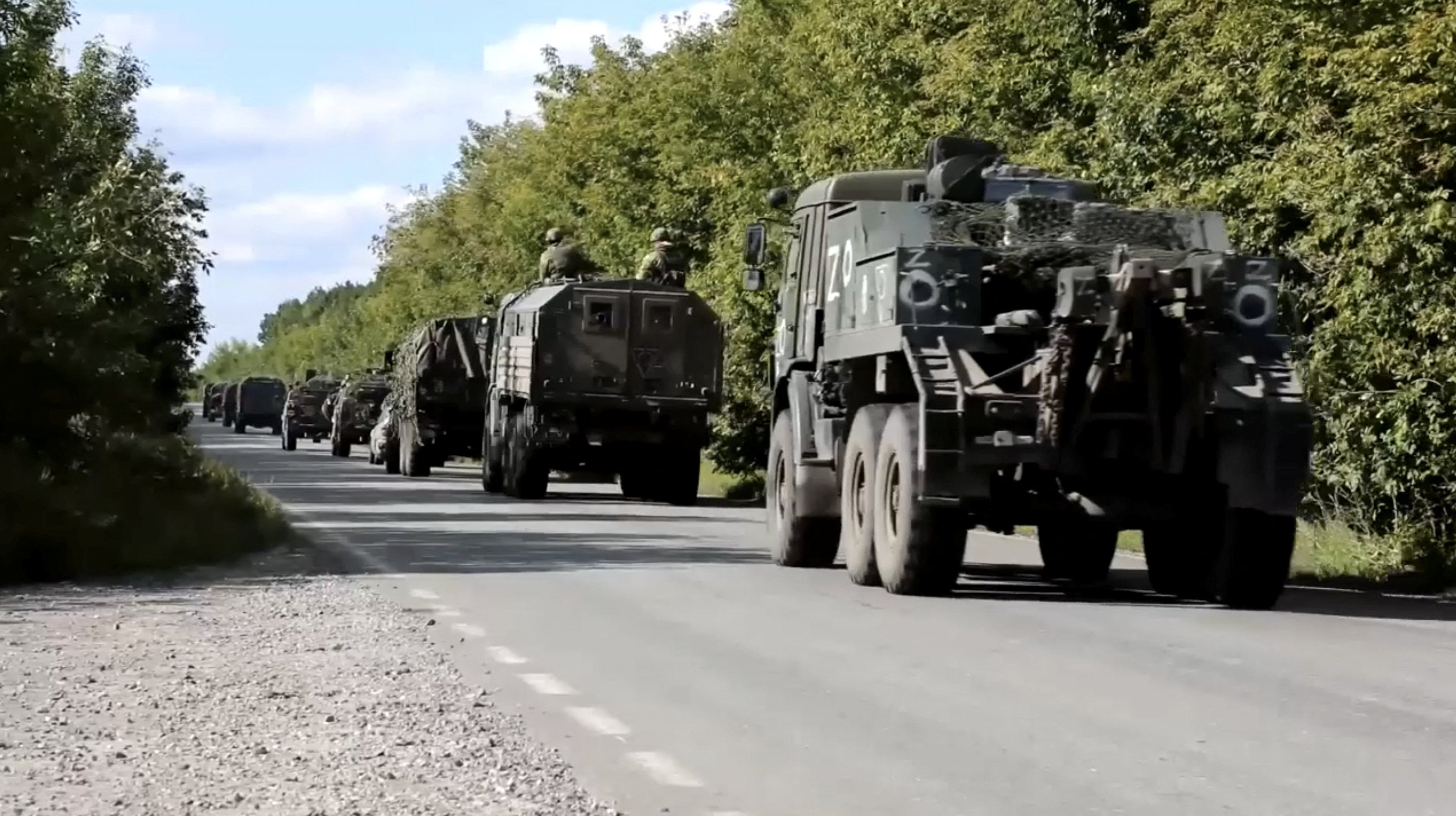 Tropas rusas huyeron a la frontera luego de que las fuerzas ucranianas recuperaran territorio en el este y el sur del país (Russian Defence Ministry/Handout via REUTERS)