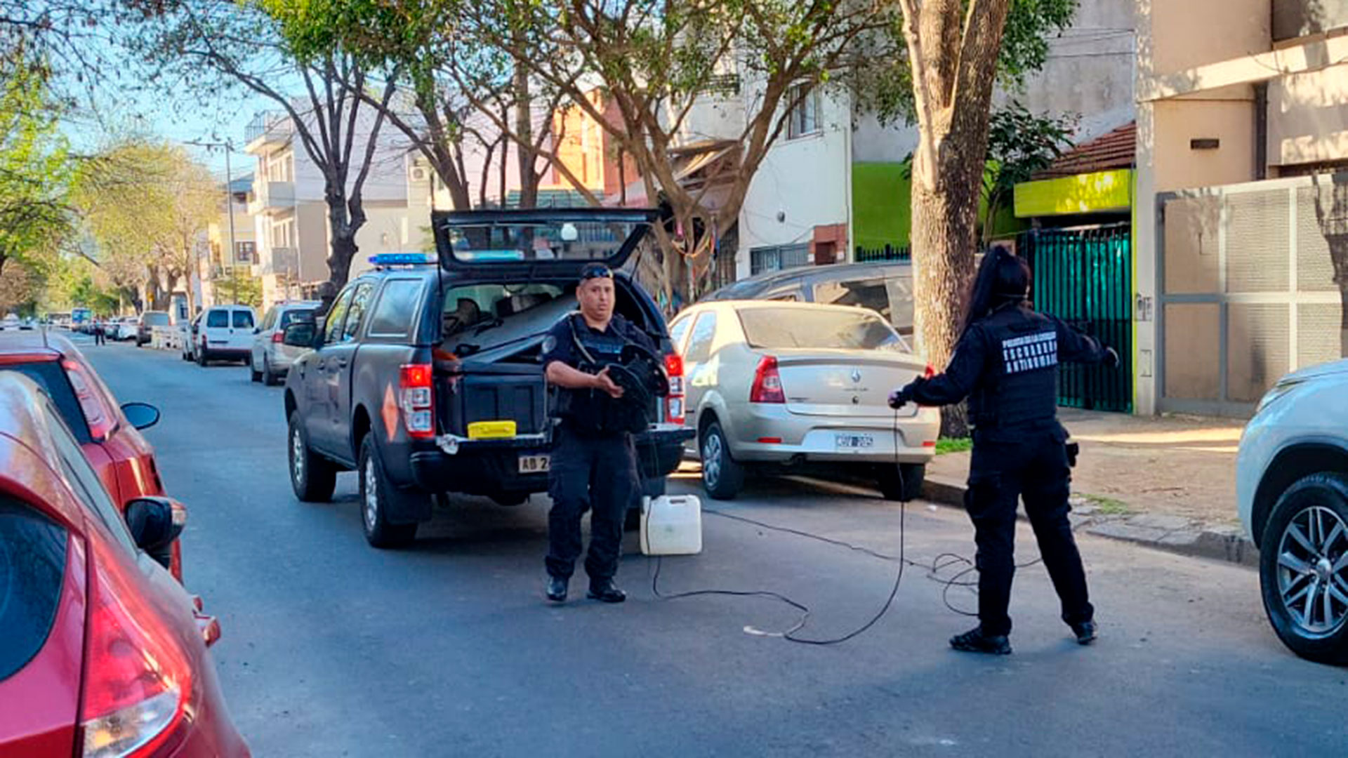 Personal de la Policía de la Ciudad frente al domicilio del juez