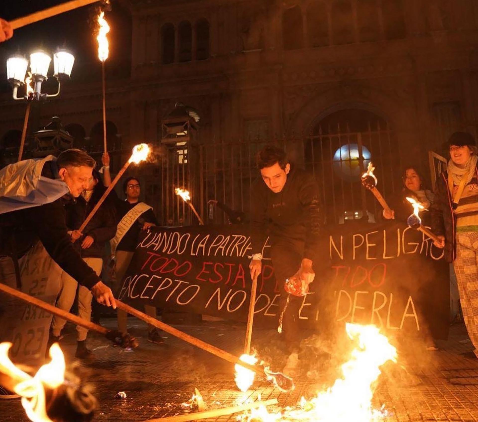 El grupo investigado organizó la marcha de las antorchas en Casa Rosada (Facebook Revolución Federal)