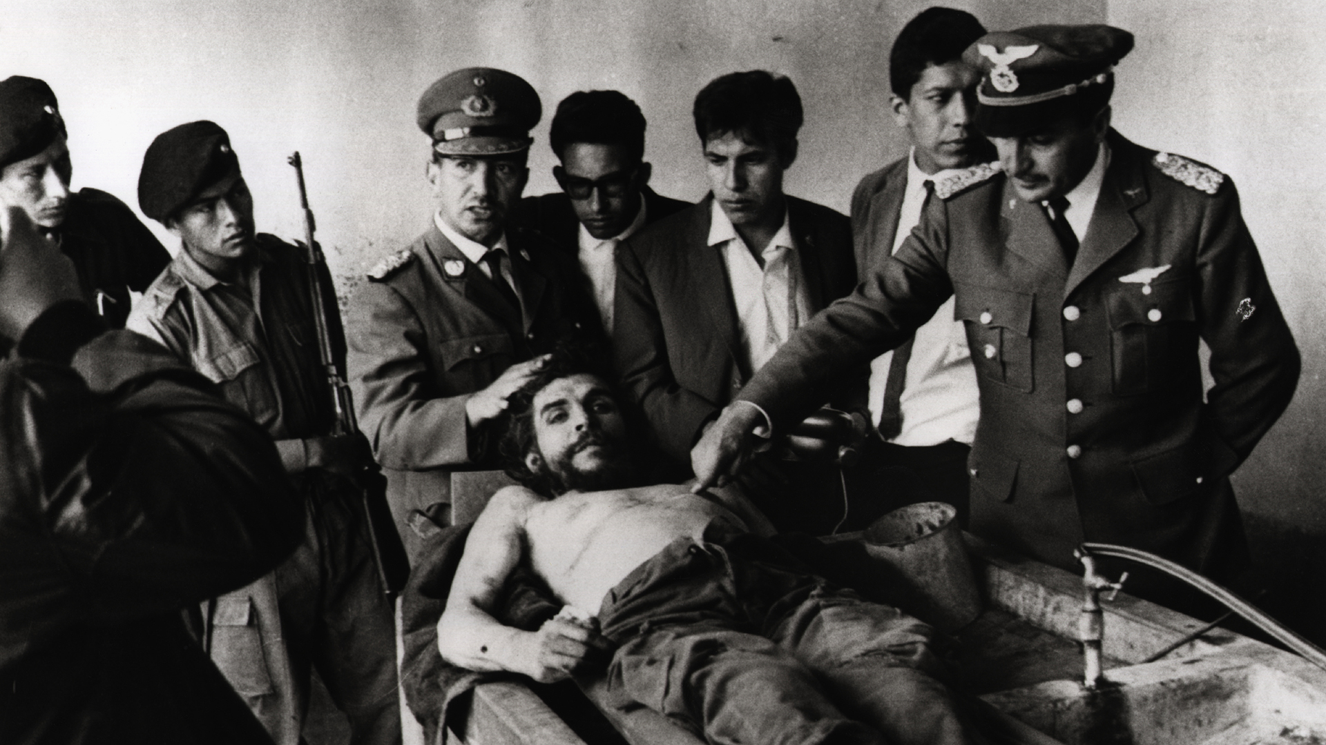 Militares bolivianos junto al cadáver del Che Guevara en la lavandería del hospital de Vallegrande (Getty Images)