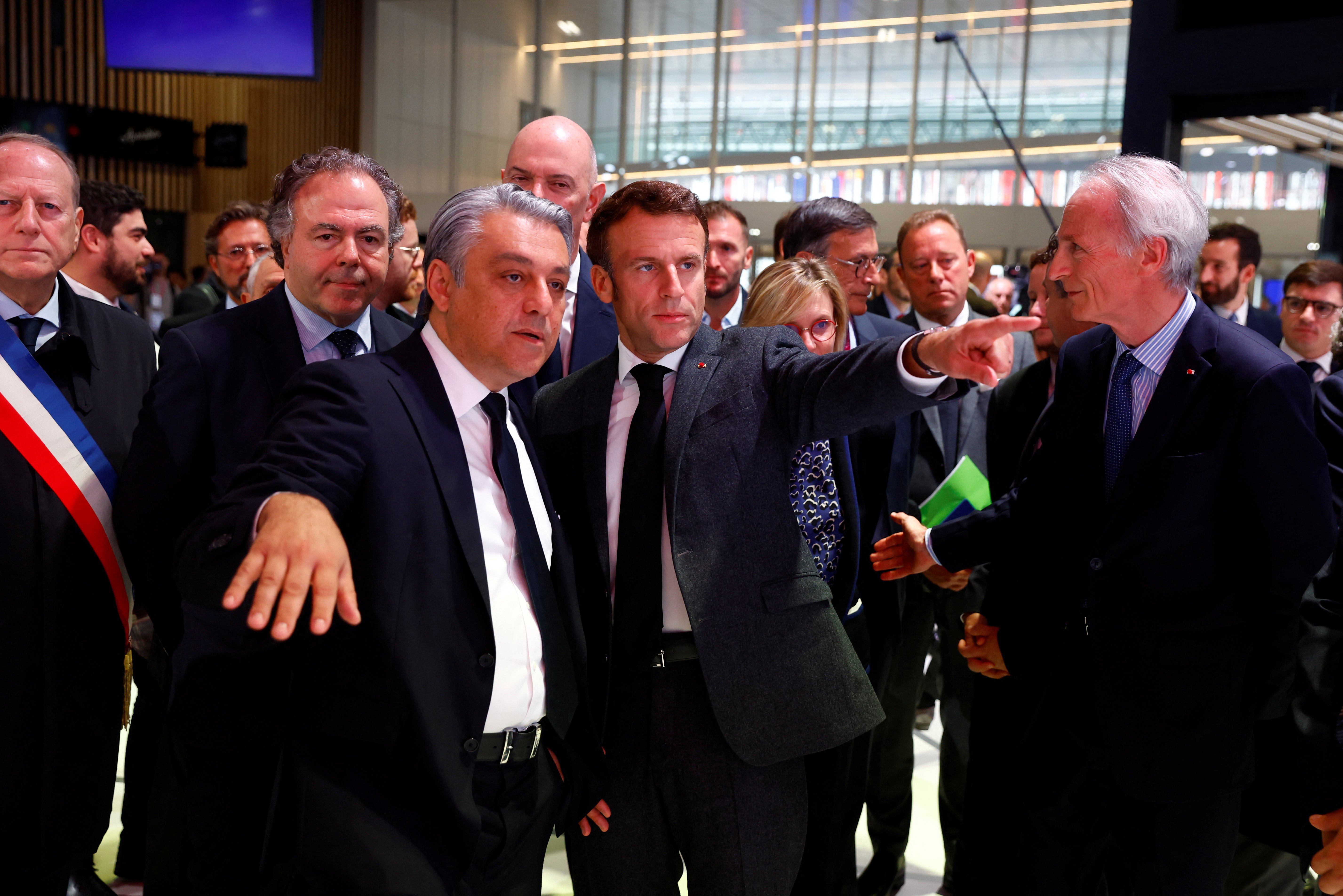 La visita del Presidente francés, Emmanuel Macron, a una de los centros de atención del primer día del Mondial de l'auto 2022 (REUTERS/Gonzalo Fuentes/Pool)