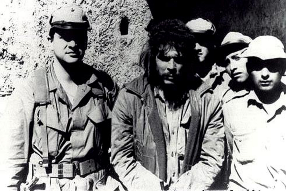 El agente de la CIA Félix Rodríguez junto al Che Guevara en la última foto con vida del guerrillero