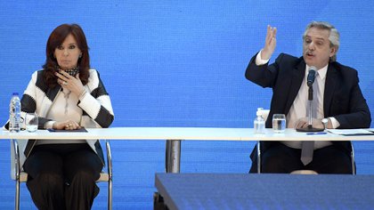 Cristina Kirchner y Alberto Fernández, durante el anuncio de renegociación de la deuda, la última vez juntos en público (Juan MABROMATA / AFP)