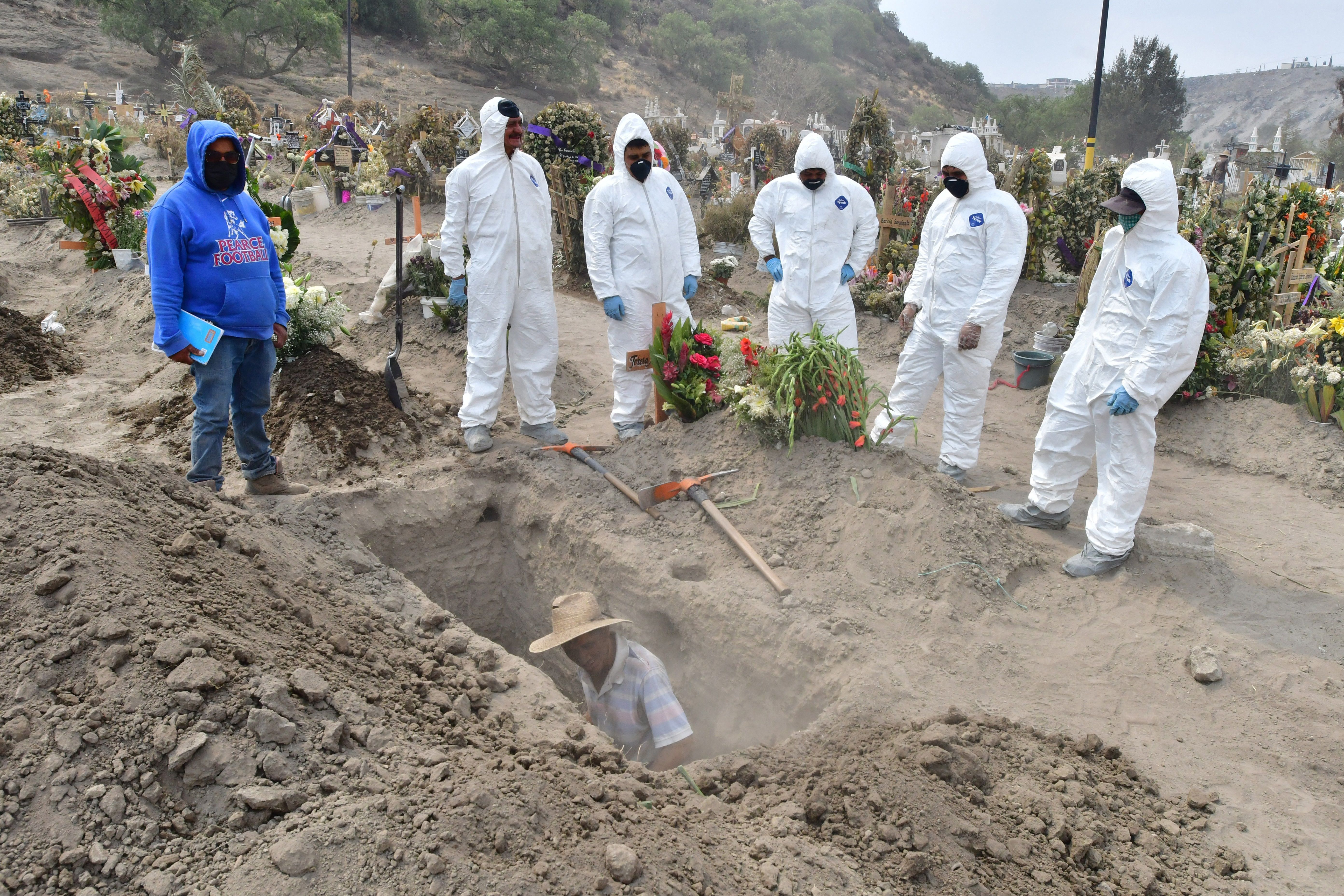 Trabajadores municipales realizan entierros, en el terregoso panteón del municipio de Valle de Chalco. EFE/Jorge Núñez/Archivo
