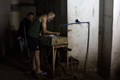 Los habitantes aprovechan cuando hay agua (Cristian Hernandez / AFP)