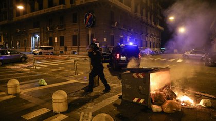 Manifestantes quemaron contenedores de basura (AFP)