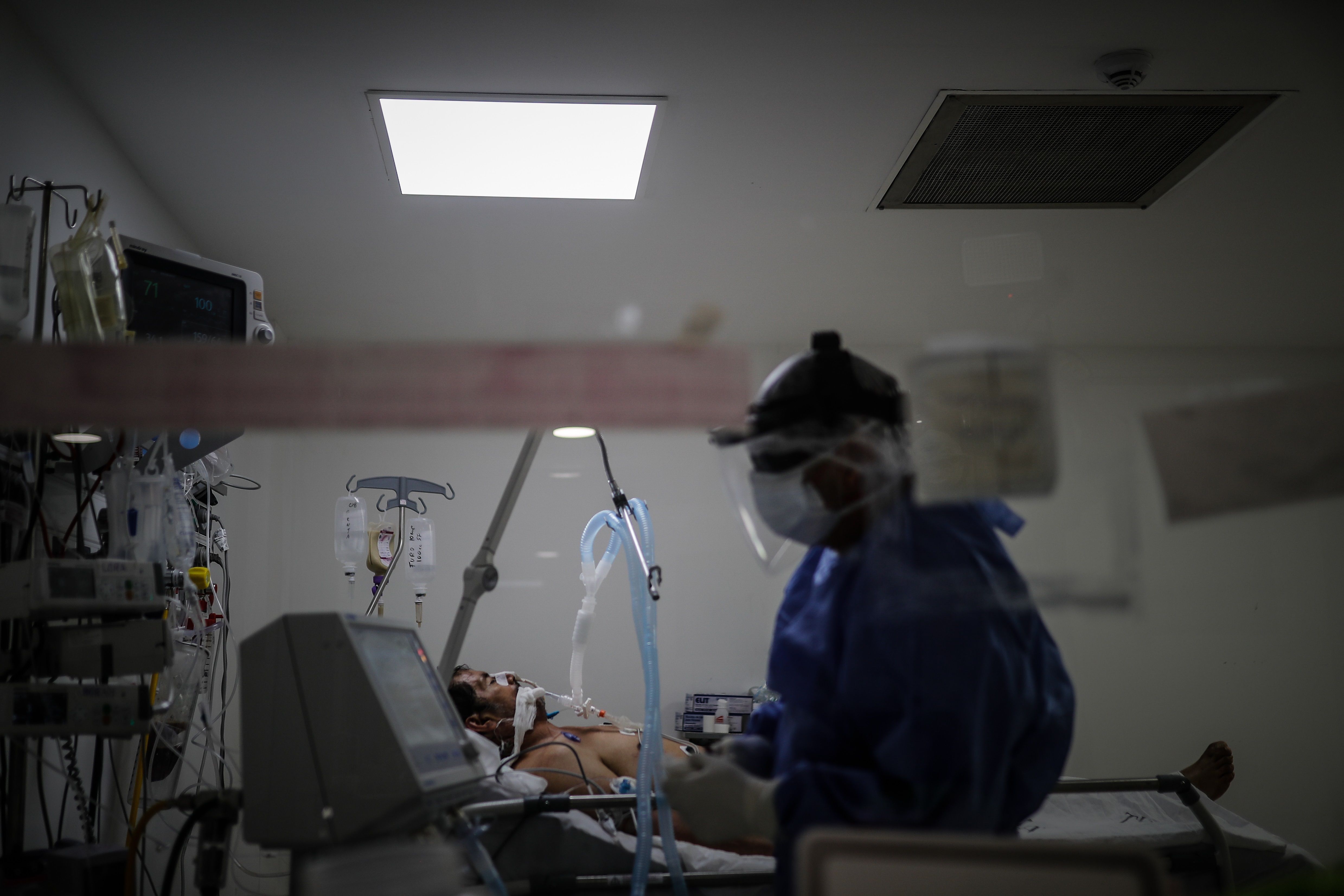 Un médico revisa pacientes COVID-19 en la Unidad de Terapia Intensiva en un Hospital de la Provincia de Buenos Aires (Argentina). EFE/ Juan Ignacio Roncoroni/Archivo
