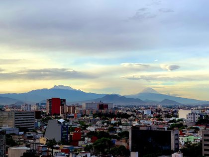 El Popocatépetl y la mujer dormida desde la Ciudad de México (Foto: Twitter @vodkactuario)