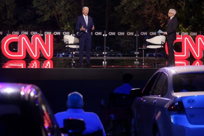 El candidato presidencial demócrata de Estados Unidos y ex vicepresidente Joe Biden participa en una reunión al aire libre con el presentador de CNN Anderson Cooper en Scranton, Pensilvania, EEUU [ 17 de septiembre de 2020]  (Reuters/ Jonathan Ernst)
