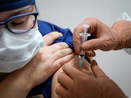 Un médico del hospital regional recibe la vacuna "Sputnik-V" de Rusia contra la enfermedad del coronavirus (COVID-19) en Tver, Rusia, el 12 de octubre de 2020. (REUTERS/Tatyana Makeyeva)