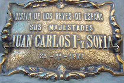 Una placa que recuerda la visita de los reyes de España en 1978