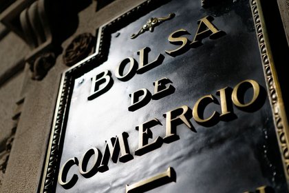 Foto de archivo del logo de la Bolsa de Comercio de Santiago, Chile. Agosto, 2014. 
REUTERS/Iván Alvarado