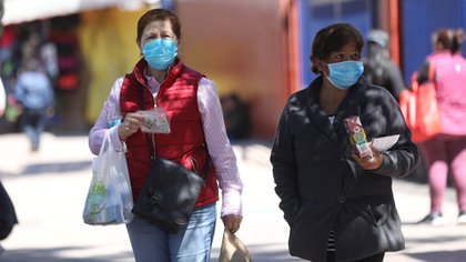 MEX6601. CIUDAD DE MÉXICO (MÉXICO), 01/03/2020.- Mujeres usan tapabocas este sábado en Ciudad de México (México). Los mexicanos afrontan los primeros casos de coronavirus con el recuerdo de la pandemia que los sacudió hace una década, cuando la influenza AH1N1 causó en el país más de 8.000 muertes en 2009, casi la mitad de las 18.337 registradas en todo el mundo. EFE/ Sáshenka Gutiérrez