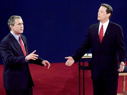 George W. Bush y Al Gore durante el último de los tres debates presidenciales de EE.UU. el 17 de octubre de 2000 (REUTERS/Archivo/Foto de archivo)