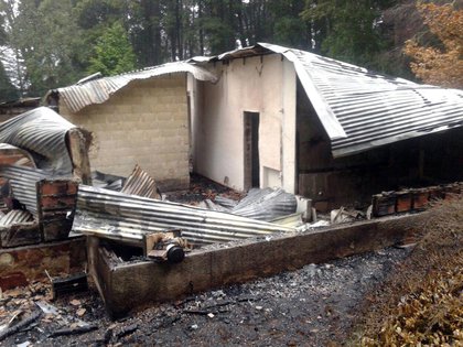 Los mapuches generaron destrozos en la propiedad, como el saqueo e incendio de las cabañas del Obispado