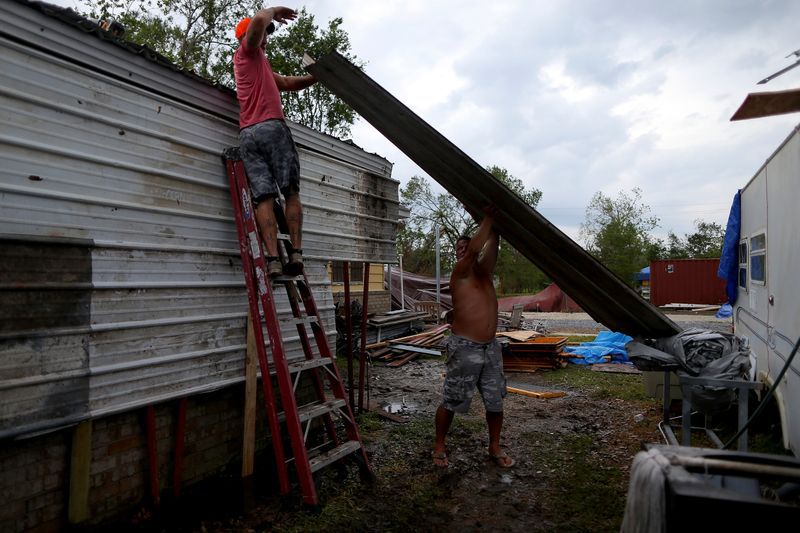 Dos residentes de Lake Charles, Luisiana (EEUU), hacen reparaciones mientras se acerca el huracán Delta, 8 de octubre de 2020. REUTERS/Jonathan Bachman
