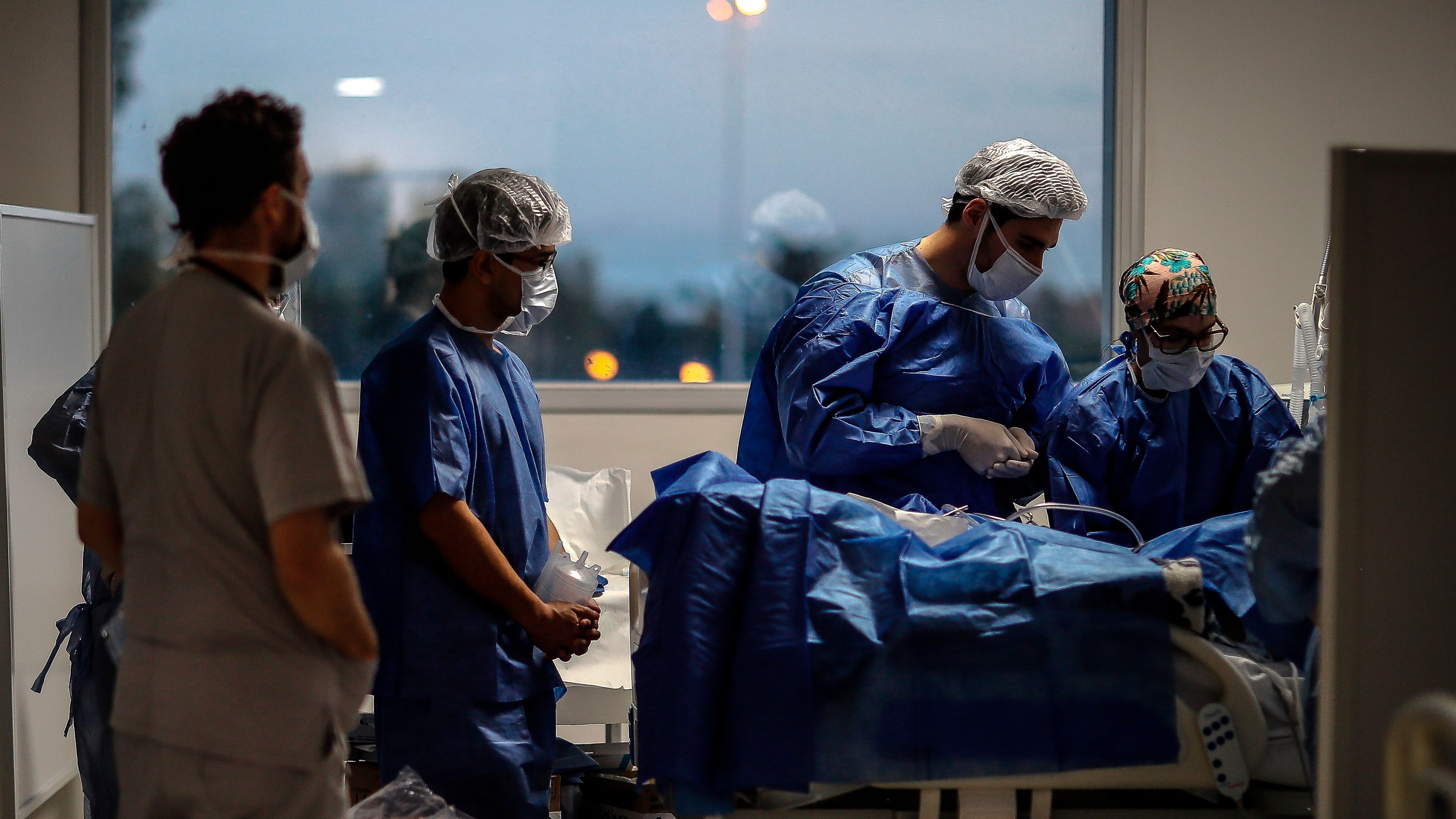 En grupo de médicos trabaja en la Unidad de Terapia Intensiva en el Hospital Posadas (EFE/ Juan Ignacio Roncoroni)
