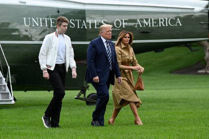 Barron Trump junto a sus padres, el presidente Donald Trump 
y la Primera Dama Melania. Foto: REUTERS/Erin Scott
