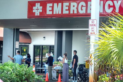 Algunas personas con mascarillas esperan para ingresar al Hospital Hialeah en Florida, EE. UU., el pasado 9 de julio de 2020 (EFE/EPA/CRISTOBAL HERRERA-ULASHKEVICH/Archivo)