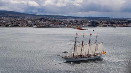 El buque español Elcano en la conmemoración del cruce del Estrecho de Magallanes (EFE)