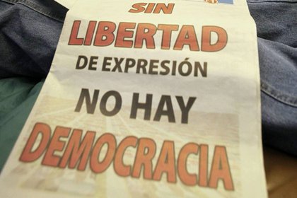 Un cartel en una protesta por la liberta de expresión en Venezuela (EFE/Archivo)
