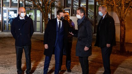 Emmanuel Macron y otros funcionarios en el lugar del hecho (ABDULMONAM EASSA / POOL / AFP)