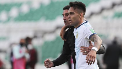 Scaloni festeja el primer gol con Lautaro Martínez (Martin Alipaz/Pool via AP)