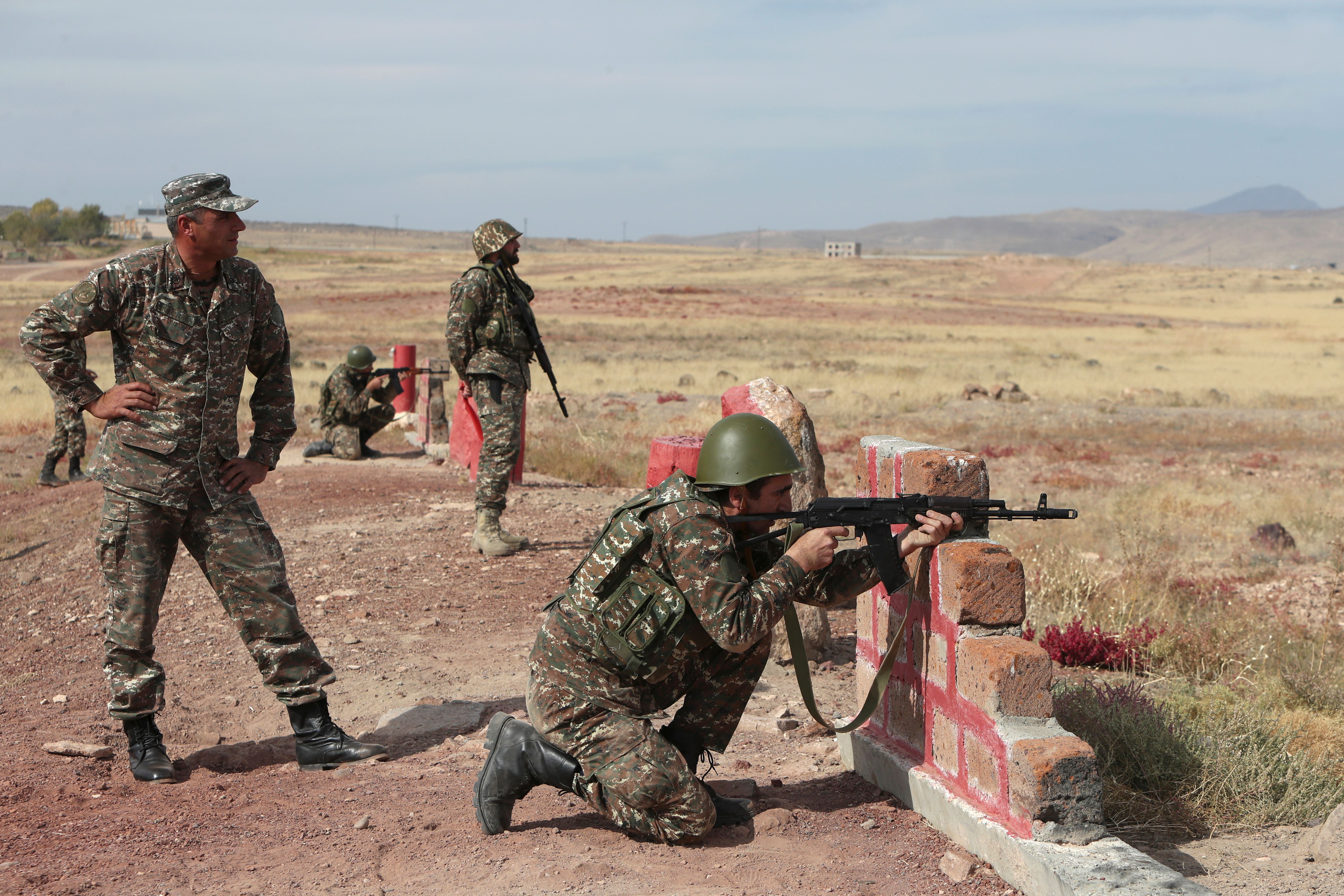 Los reservistas armenios reciben entrenamiento en un campo de tiro antes de su partida hacia la línea del frente en el curso de un conflicto militar con las fuerzas armadas de Azerbaiyán sobre la región separatista de Nagorno-Karabaj, cerca de Ereván, Armenia. Vahram Baghdasaryan/Photolure via REUTERS  