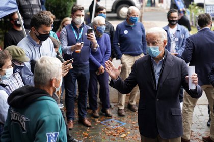 El candidato presidencial demócrata de EEUU Joe Biden durante una visita a un centro de activación de votantes en Chester, Pensilvania, EEUU [26 de octubre de 2020] (Reuters/ Kevin Lamarque)
