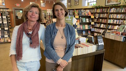 Anne Waters (izq.) y Sharon Purvis en la librería "Hub City" / SEBASTIÁN FEST