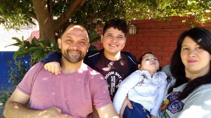 Daniel (42), Ulises (12), Matilda (2) y María Eugenia (39) son de San Juan. En 2018, a su hija menor le diagnosticaran "Síndrome de West": una encefalopatía (alteración cerebral) epiléptica poco frecuente, que afecta a uno de entre 4 mil y 6 mil chicos en el mundo. 