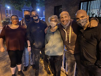 John y Laureen Denning, acompañados por amigos en las calles de Filadelfia (Sebastián Fest)