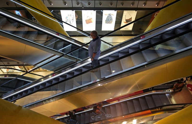Varias personas usan las escaleras mecánicas en el centro comercial Arenas de Barcelona, España. 7 octubre 2020. REUTERS/ Albert Gea