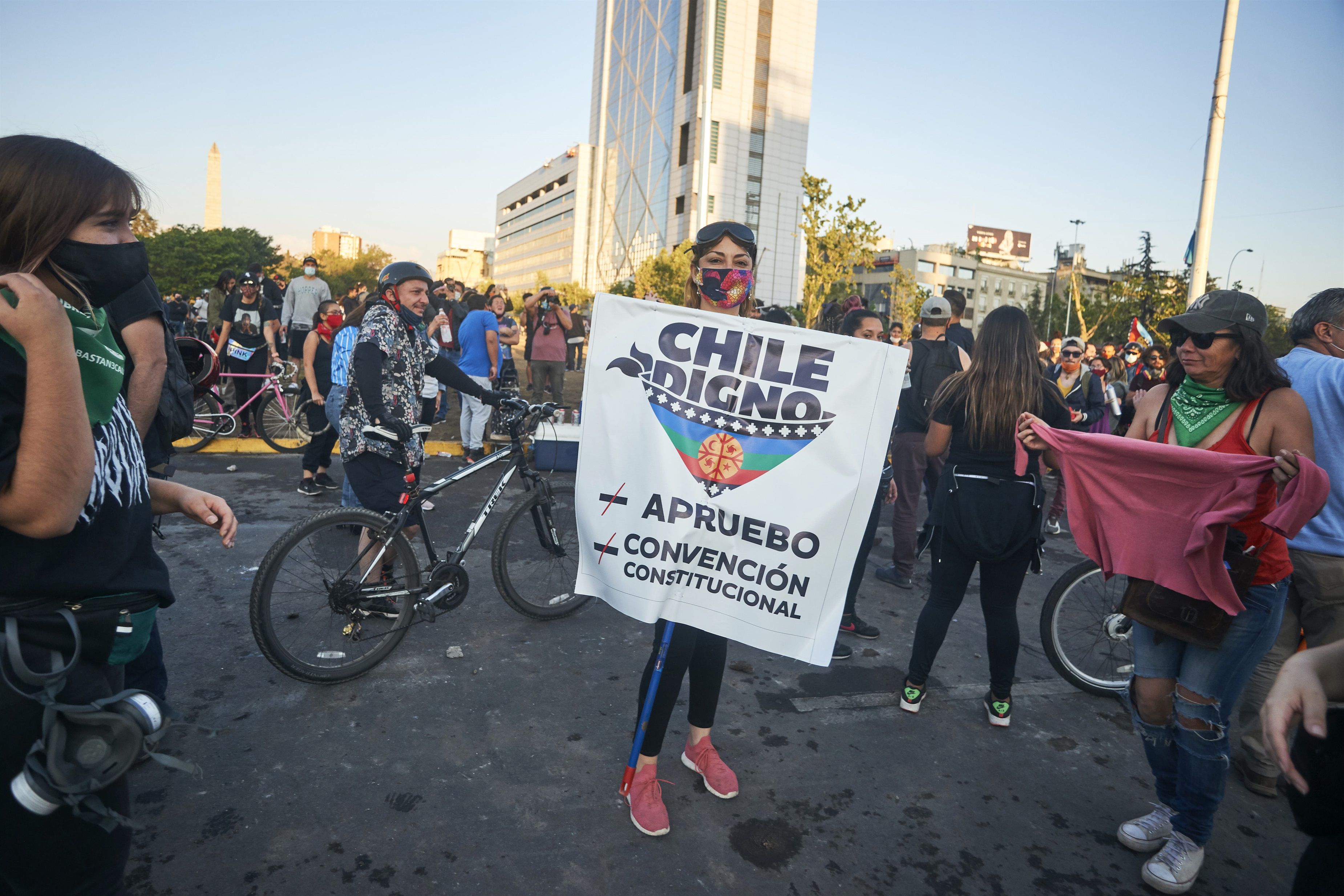 25/10/2020 Centenares de chilenos han salido a las calles a celebrar el histórico triunfo en el plebiscito que pone fin a la Constitución legada por el dictador Augusto Pinochet (!973-1990).
ECONOMIA SUDAMÉRICA CHILE INTERNACIONAL LATINOAMÉRICA
FRANCISCO ARIAS / ZUMA PRESS / CONTACTOPHOTO
