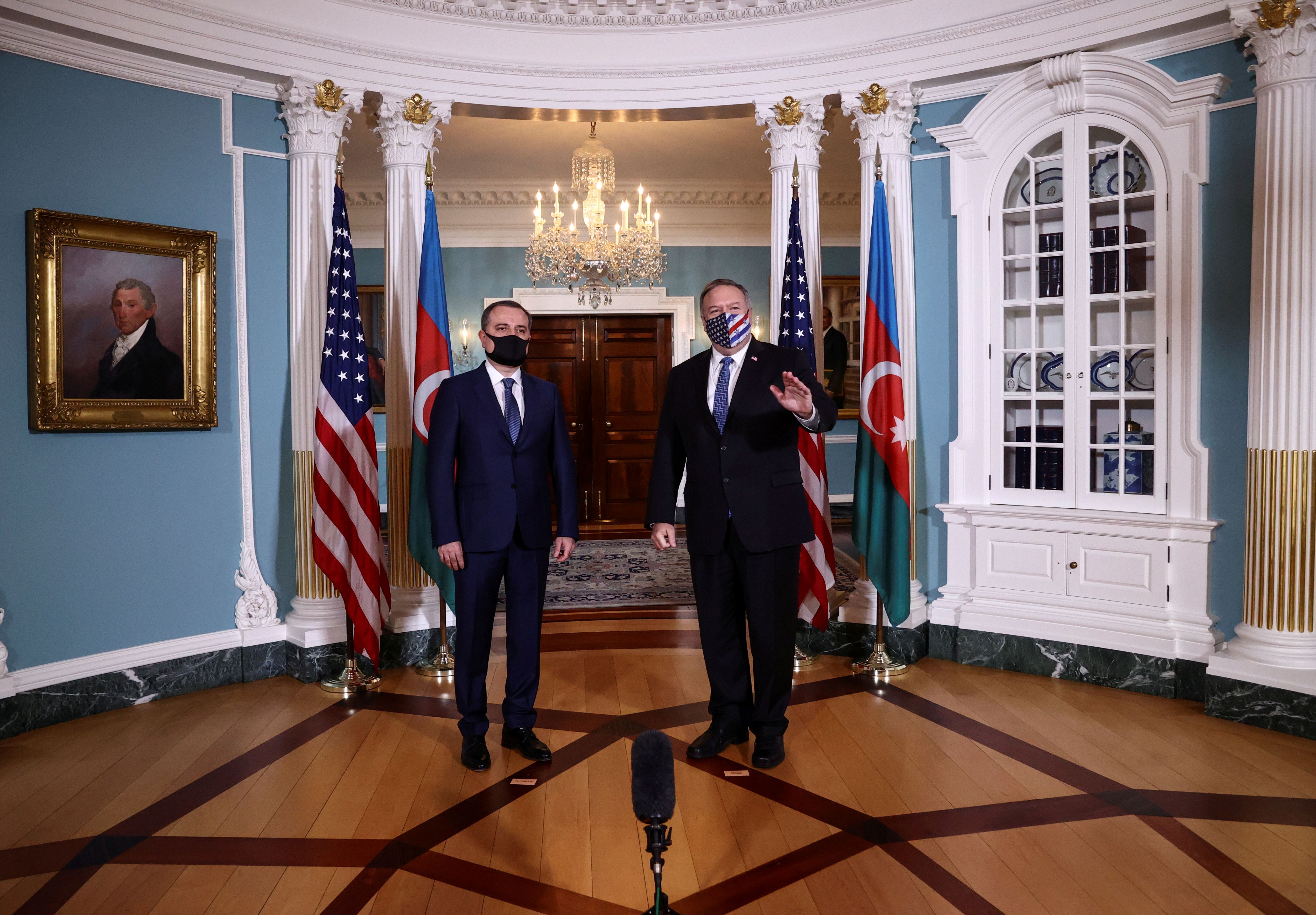 El Secretario de Estado de los Estados Unidos Mike Pompeo junto al Ministro de Relaciones Exteriores de Azerbaiyán Jeyhun Bayramov en el Departamento de Estado en Washington el 23 de octubre de 2020. (REUTERS/Hannah McKay)