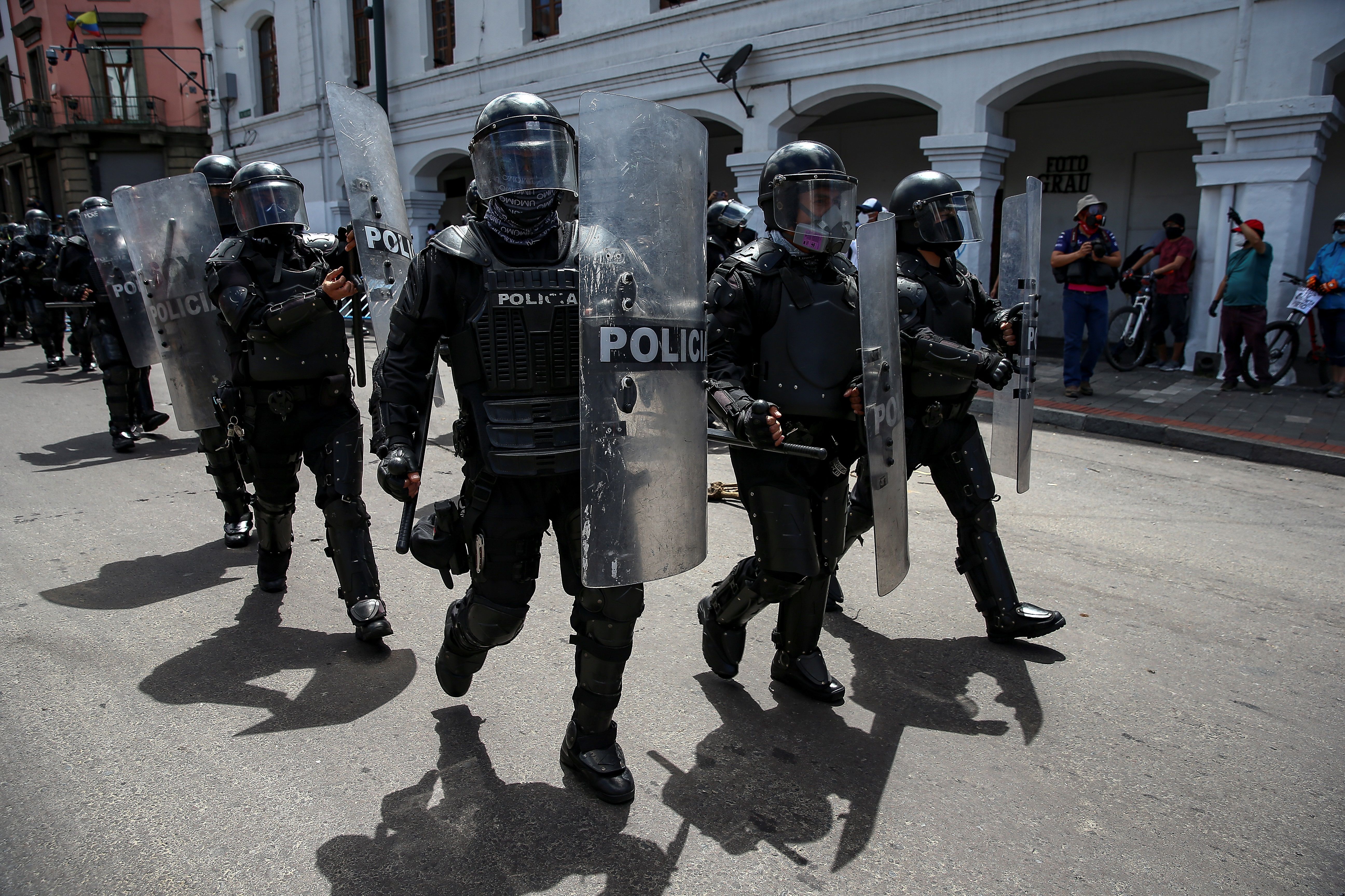 El Ayuntamiento capitalino decidió distribuir su fuerza policial en varios sectores estratégicos de la urbe ante la posibilidad de eventuales disturbio en la ciudad. EFE/ Jose Jácome/Archivo
