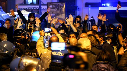 Cientos de personas salieron a protestar contra el toque de queda (AFP)