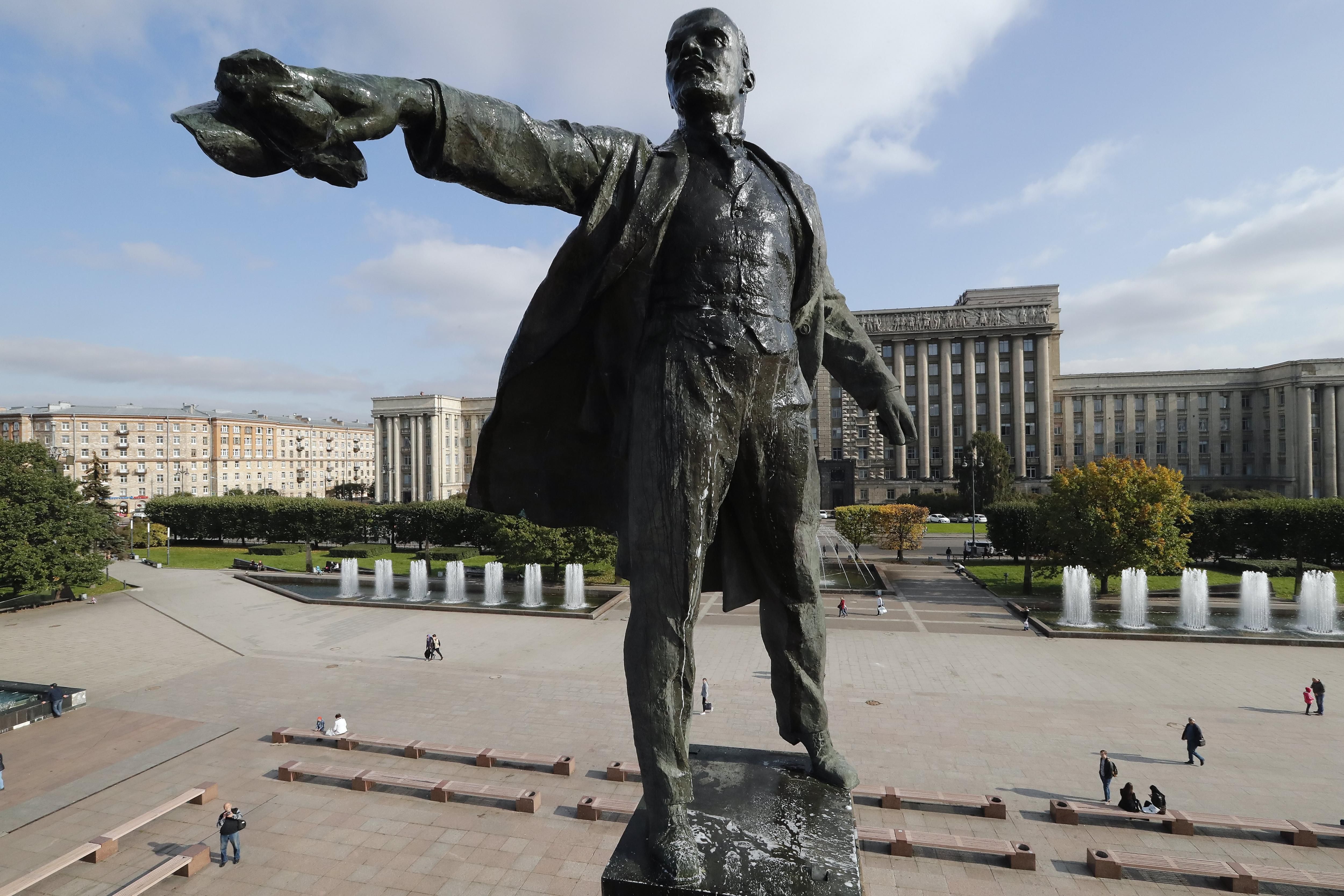 Trabajadores municipales limpian una estatua del mandatario soviético Vladímir Lenin durante las preparaciones para el aniversario de la Revolución Bolchevique de 1917 en San Petersburgo (Rusia). EFE/ANATOLY MALTSEV/Archivo
