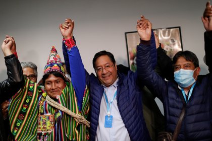 Luis Arce y su compañero de fórmula, David Choquehuanca, festejan en el búnker del MAS en La Paz (Reuters)