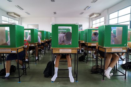 Estudiantes en Tailandia retomaron las clases a pesar de la pandemia, con los cuidados necesarios - REUTERS/Athit Perawongmetha   