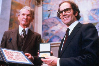 Adolfo Pérez Esquivel al recibir el Premio Nobel de la Paz