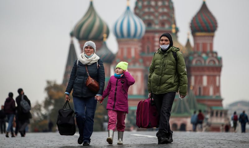 Imagen de archivo de personas paseando por la Plaza Roja de Moscú, Rusia. 12 octubre 2020. REUTERS/Maxim Shemetov