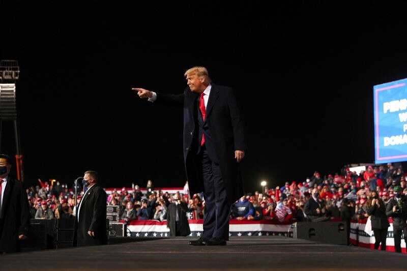El presidente de Estados Unidos, Donald Trump, durante un acto de campaña celebrado en el Aeropuerto Internacional de Erie, en el estado de Pensilvania, EEUU, el 20 de octubre de 2020. REUTERS/Tom Brenner